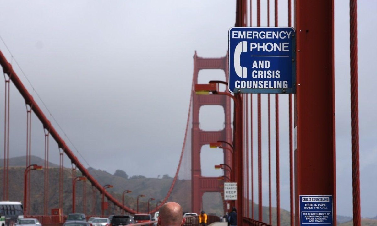 Placas na ponte Golden Gate, em São Francisco, indicam telefone de emergência e avisam que 'as consequências de pular desta ponte são fatais e trágicas' -  (crédito: BBC)