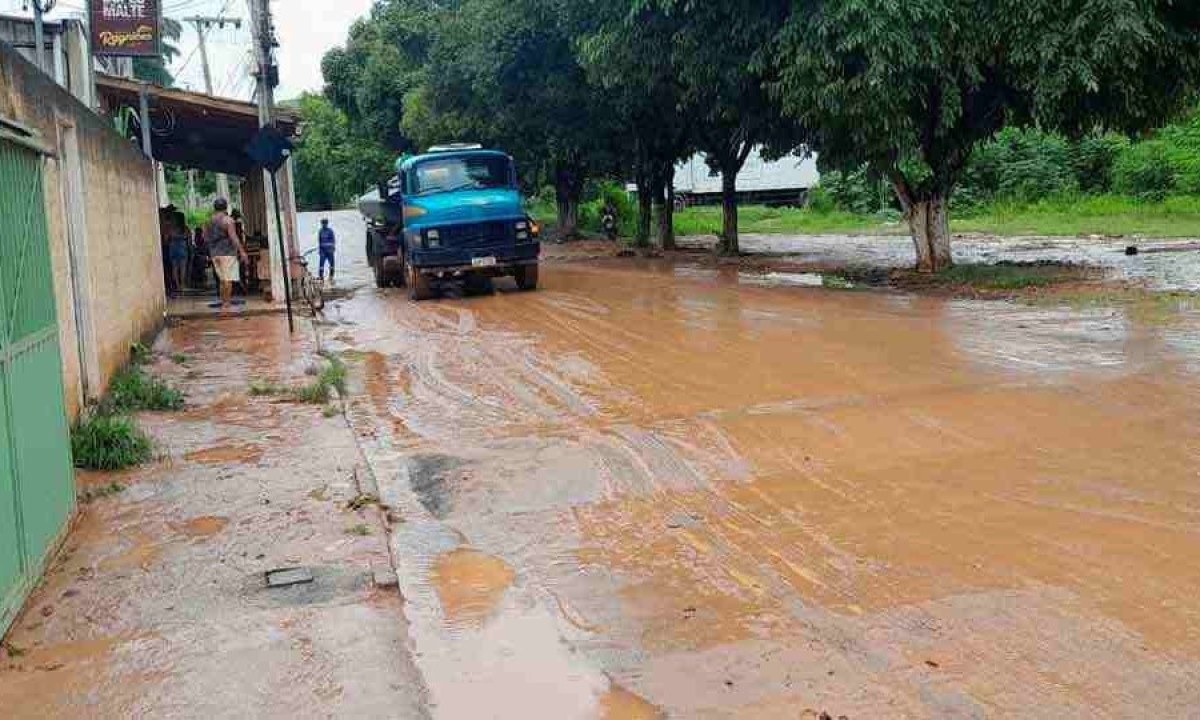 Em Teófilo Otoni, a população nem se recuperou dos prejuízos com a falta de chuva enfrentada em 2023 e já teve de lidar com recentes alagamentos -  (crédito: PREFEITURA DE TEÓFILO OTONI/DIVULGAÇÃO)