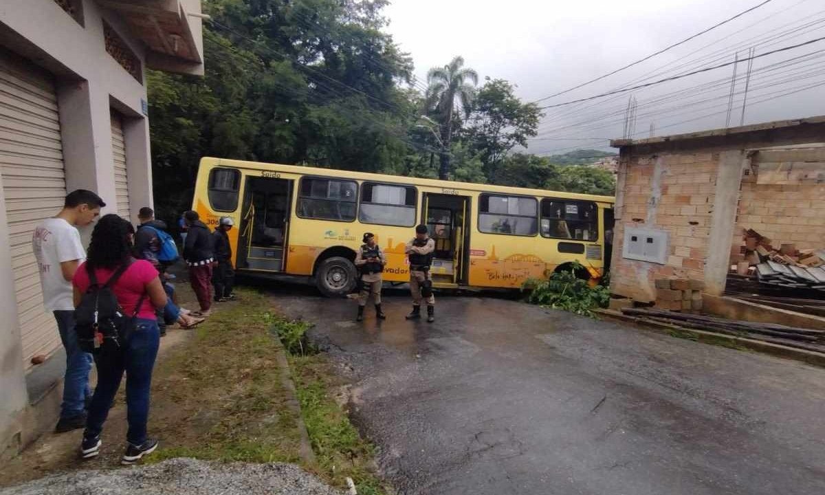 Ônibus atingiu muro de uma obra  -  (crédito: Edesio Ferreira/EM/D.A. Press)