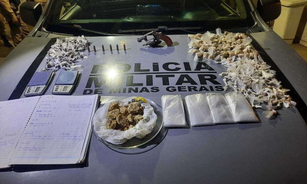 Além dos homens, a polícia apreendeu drogas e itens utilizados em tráfico de drogas -  (crédito: Divulgação/ PMMG)