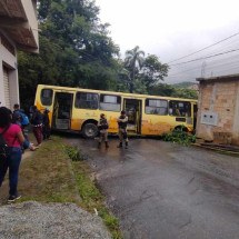 Ônibus perde freio, bate em muro e deixa feridos em BH - Edesio Ferreira/EM/D.A. Press