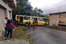Ônibus perde freio, bate em muro e deixa feridos em BH