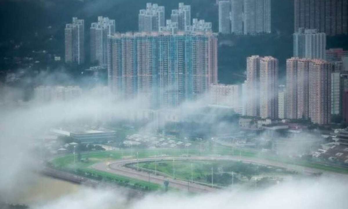 Vista aérea de Hong Kong, um dos locais que mais se esforçam para combater a contaminação do ar causada também pelo trânsito de veículos  -  (crédito: Freepik)