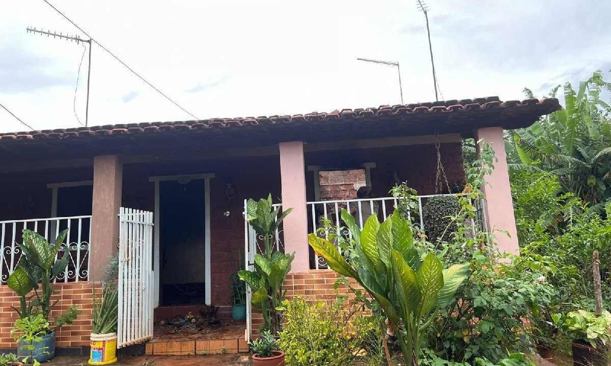 Mulher que colocou fogo na casa foi internada sob escolta policial -  (crédito: Redes sociais )