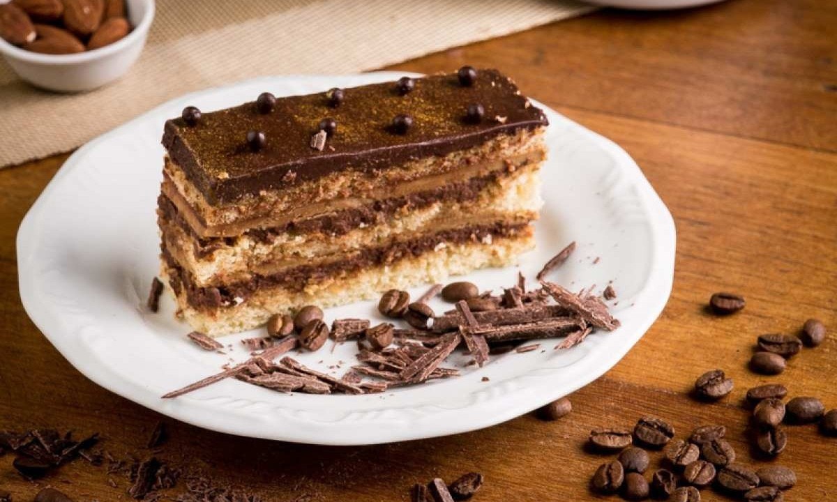 Torta ópera (massa de amêndoas, creme de manteiga sabor café e ganache de chocolate meio amargo) da confeitaria Lídice Peres