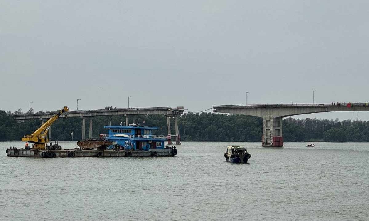  Ponte ficou com um segmento danificado pela batida do navio -  (crédito: STR / CNS / AFP)