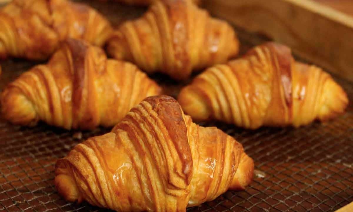 Fiel às receitas francesas, a Casa Bonomi faz croissant com manteiga para chegar ao resultado de casca firme e massa rendada