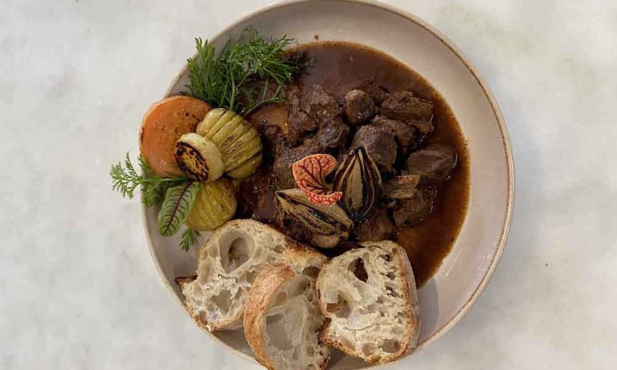 Boeuf bourguignon do restaurante Cozinha Santo Antônio -  (crédito: Cozinha Santo Antônio/Divulgação)