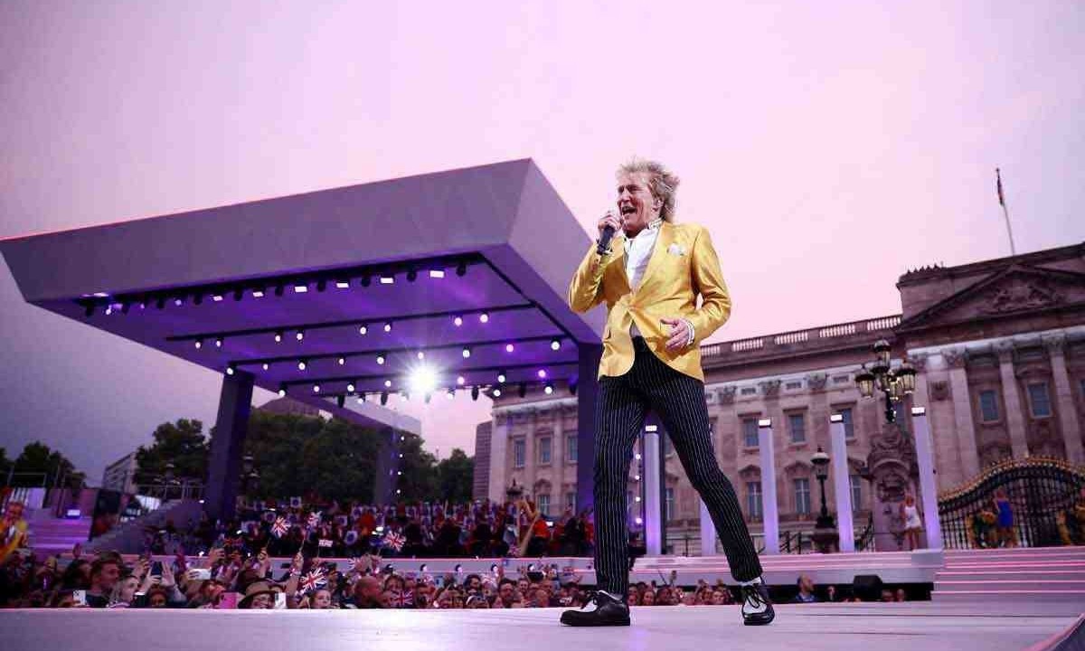 O cantor Rod Stewart se apresenta em Londres, como parte das comemorações pelo jubileu da Rainha Elizabeth, em junho de 2022 -  (crédito: HENRY NICHOLLS - 4.6.2022/ AFP)