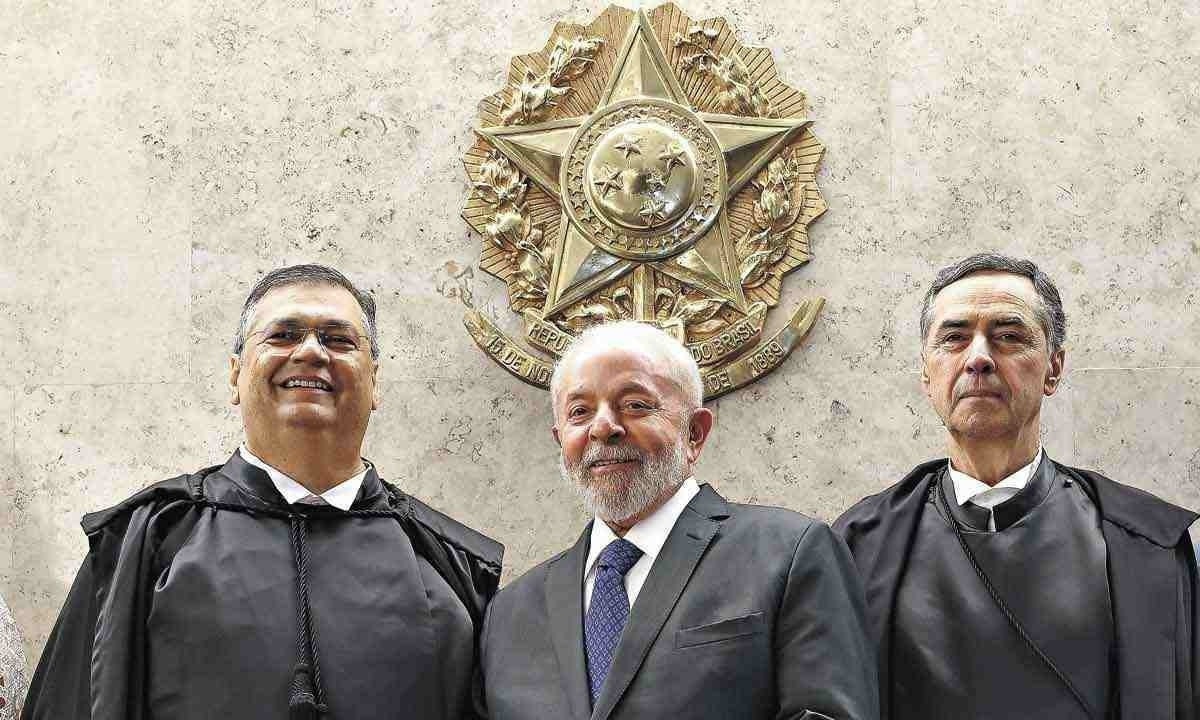 Flávio Dino, Lula e o presidente do STF, Luís Roberto Barroso, durante a posse -  (crédito: FELIPE SAMPAIO/STF)