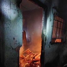 Homem coloca fogo em materiais recicláveis dentro de casa e morre - Corpo de Bombeiros