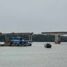 Navio bate em ponte na China e cinco pessoas morrem - STR / CNS / AFP