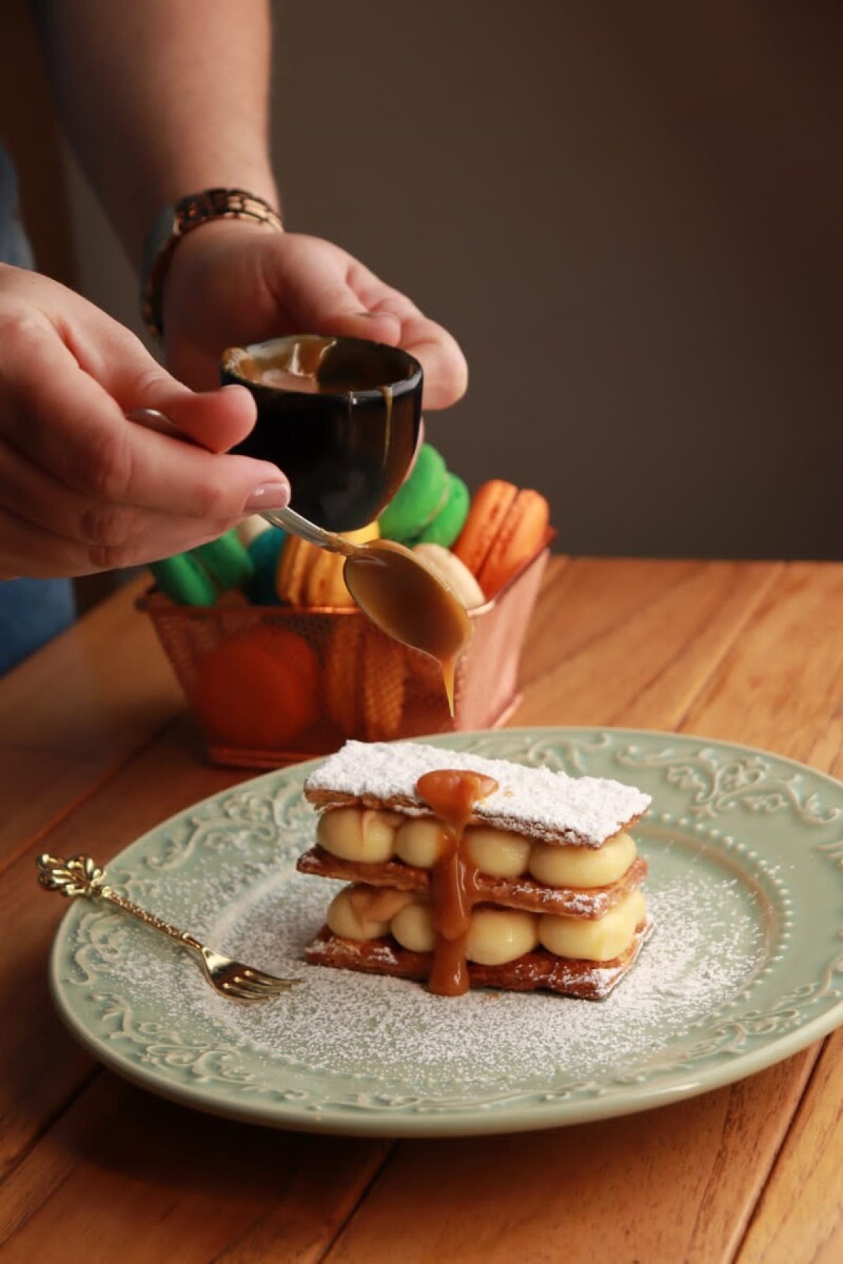 Na confeitaria Lídice Peres, o mil-folhas ganha mais sabor com caramelo salgado, adicionado entre as camadas de massa folhada crocante e creme de confeiteiro com fava de baunilha