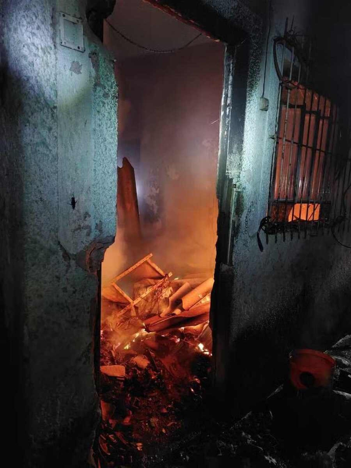 Homem coloca fogo em materiais recicláveis dentro de casa e morre
