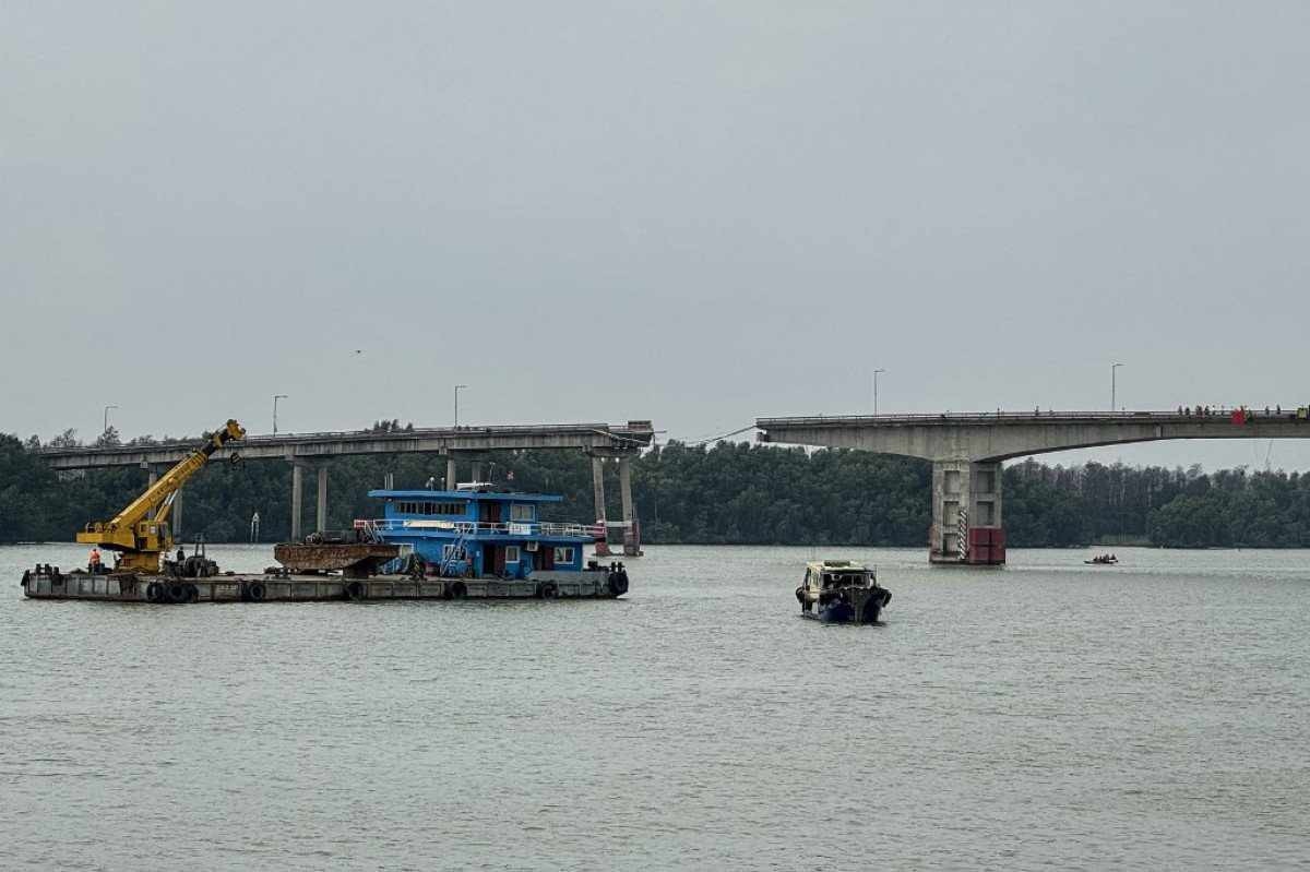 Navio bate em ponte na China e cinco pessoas morrem