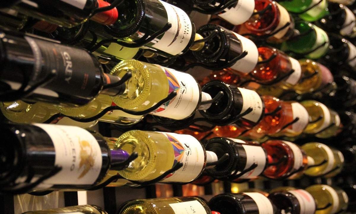 Homem é detido por furto de mais de 7.000 garrafas de vinho