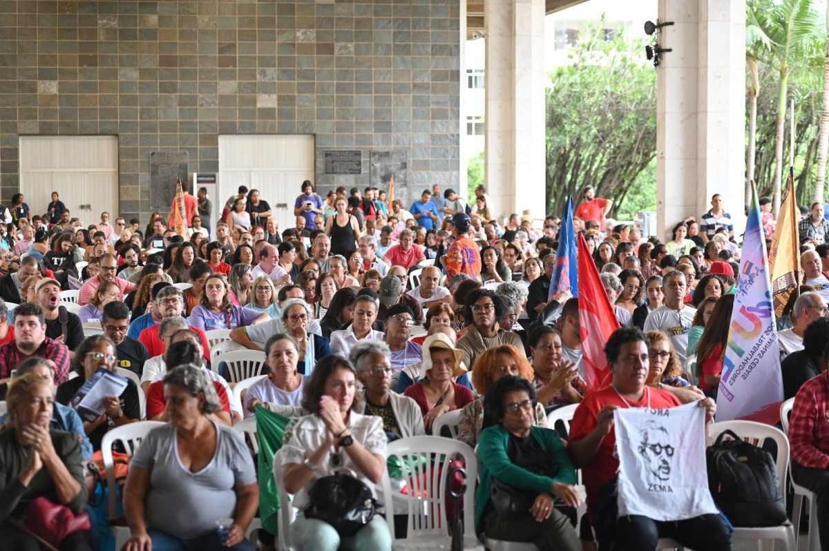 Professores da rede estadual definem greve por 48 horas em março