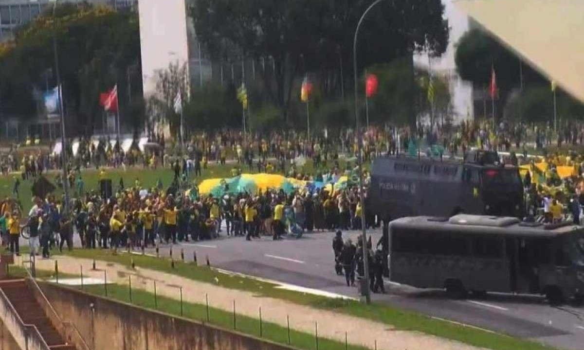 Policiais tentam conter manifestantes em Brasília, em 8 de janeiro de 2023 -  (crédito: STF/Divulgação)