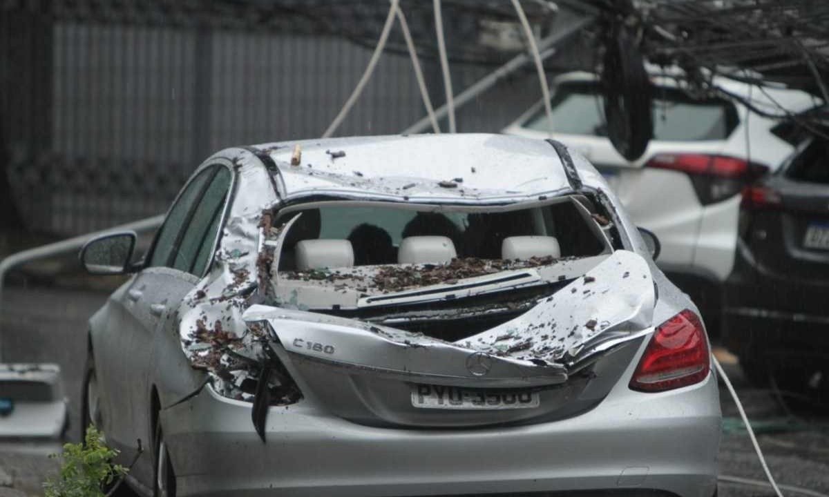 Homem que dirigia o carro lembrou de v&iacute;deo que ensinava o que fazer nessas situa&ccedil;&otilde;es -  (crédito: Edésio Ferreira/EM/D.A. Press)