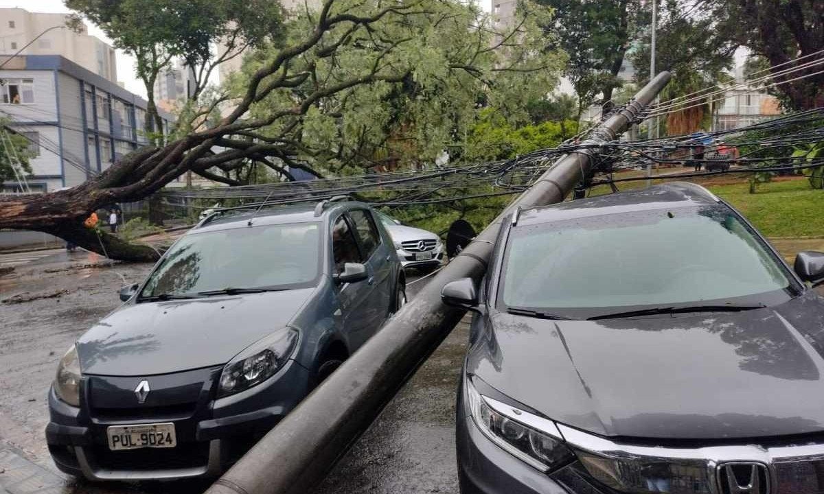 Outros dois carros foram atingidos -  (crédito: Edésio Ferreira/EM/D.A. Press)