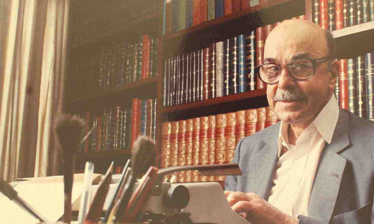 O escritor mineiro Murilo Rubião em seu escritório na Av. Augusto de Lima, em 1991 -  (crédito: ACERVO DOS ESCRITORES MINEIROS)