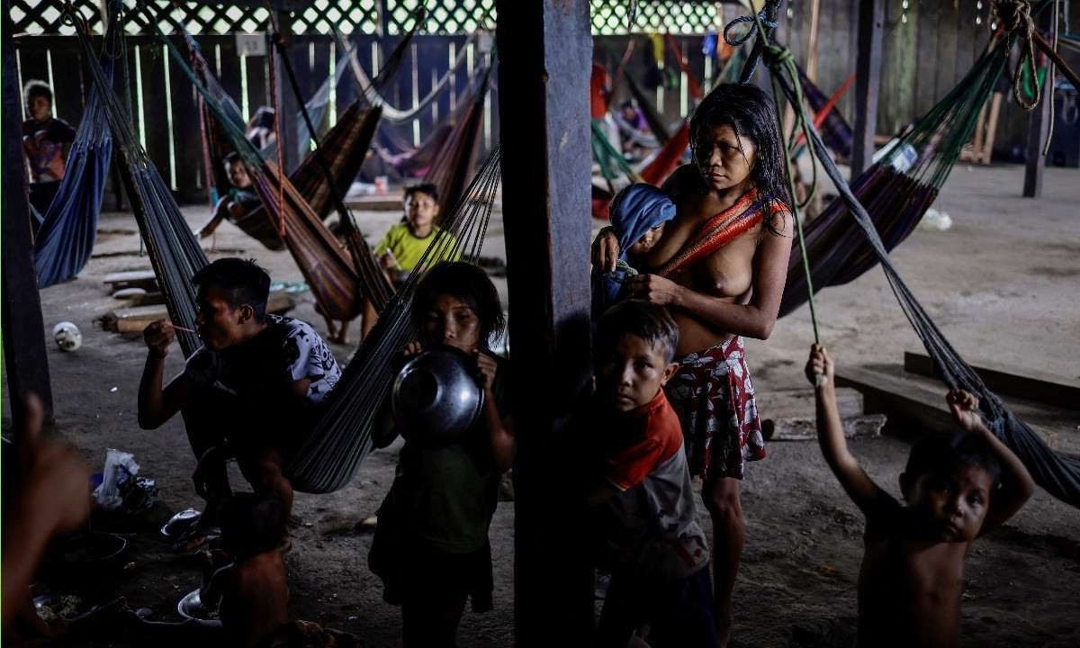 Família indígena recebe alimentação e cuidados de saúde no alojamento de acolhimento de doentes, na unidade de saúde do Pólo Base Auaris, na Terra Indígena Yanomami -  (crédito:  REUTERS/Ueslei Marcelino/Folhapress)