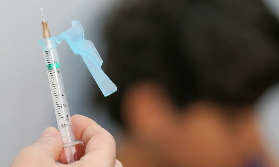 Dez estados já iniciaram a vacinação contra a dengue em crianças - EBC - Sa&uacute;de