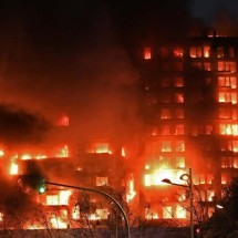 Sobe para 10 o número de mortos em incêndio de prédio residencial na Espanha  - Jose Jordan / AFP