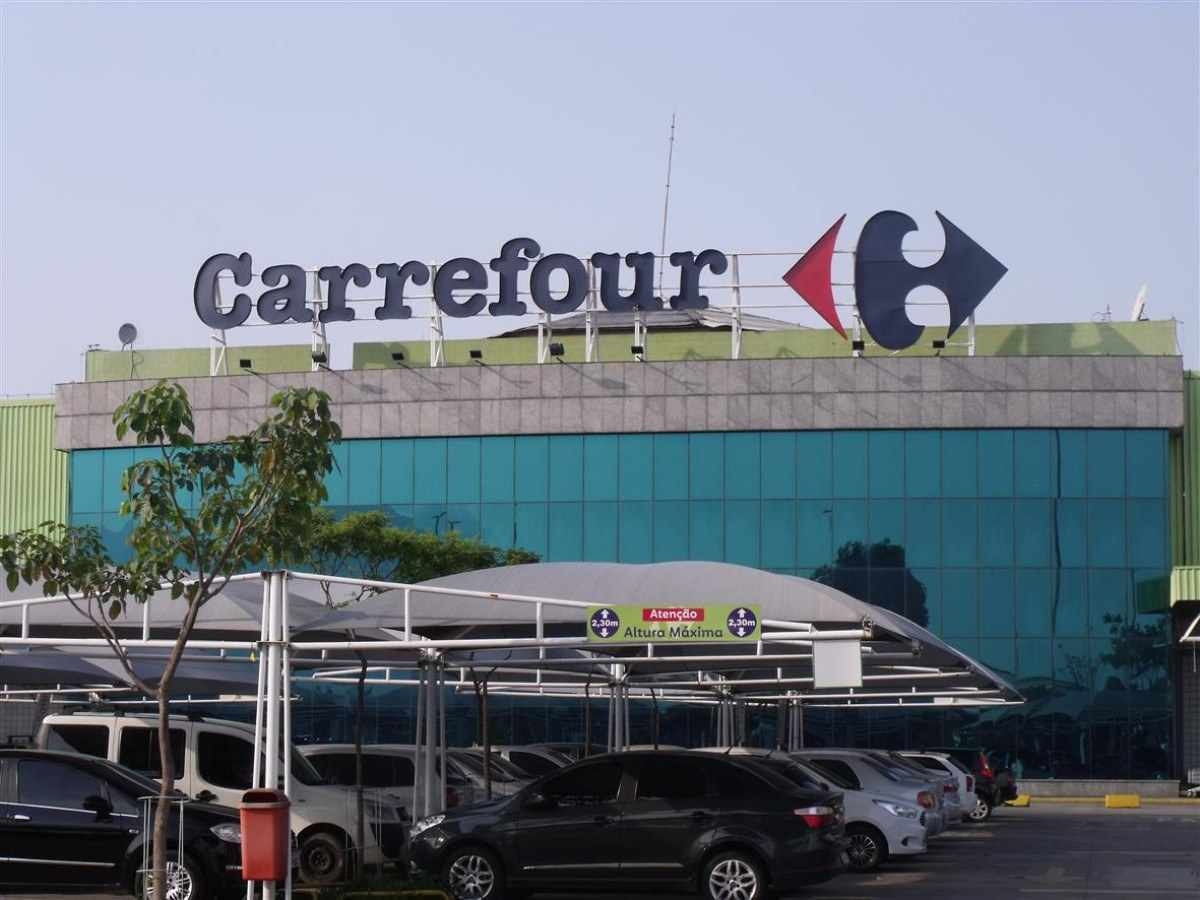Carrefour deve indenizar funcionária demitida após denunciar racismo