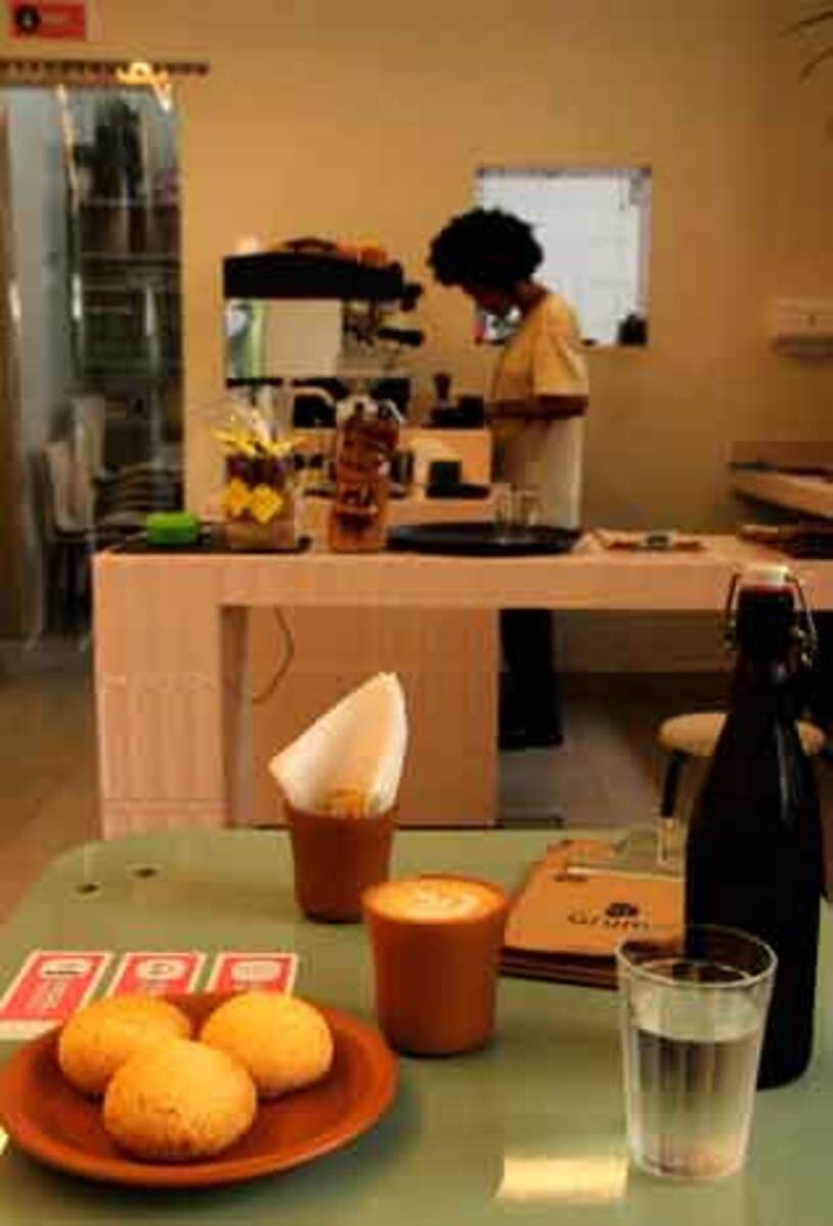 Grumo Café tem mesas com bordas arredondadas e abafadores de ruído para receber neurodivergentes