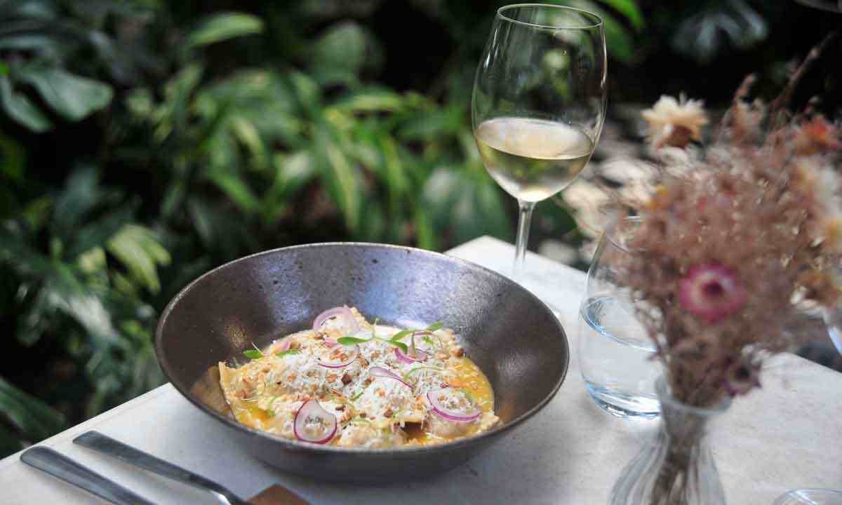 Com foco na gastronomia contemporânea, O Jardim serve pratos como ravióli de pato e queijo Canastra ao molho cítrico de laranja com nozes e cebola roxa