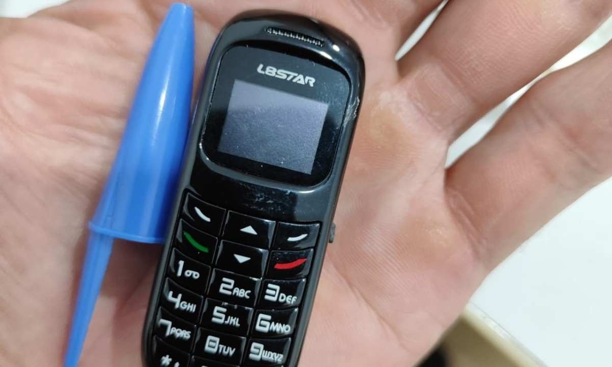 Celular apreendido pela Polícia Penal é do tamanho de uma tampa de caneta -  (crédito: Sejusp/Divulgação)