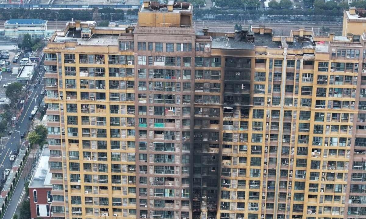 Vista aérea do incêndio em um edifício residencial na cidade de Nanjing, província de Jiangsu,na China -  (crédito: -STR / AFP)