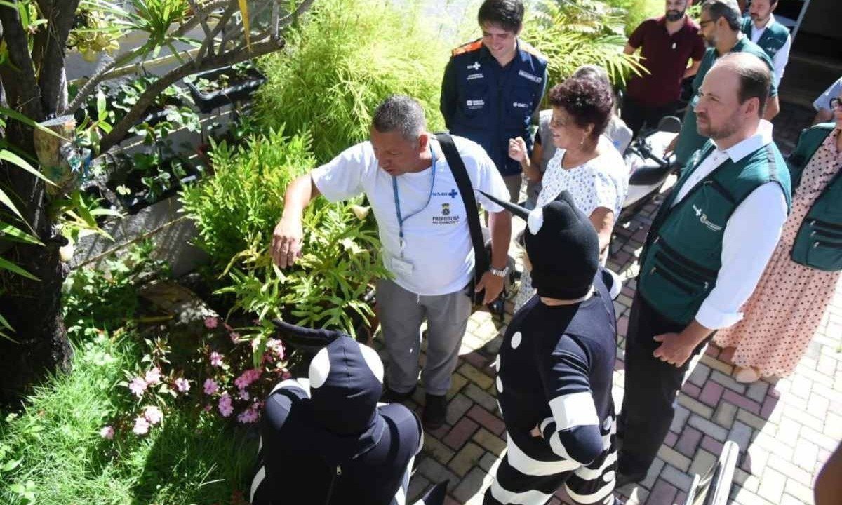 Os secretários estadual e municipal de Saúde foram fazer visitas a casas da região pela manhã -  (crédito: Gladyston Rodrigues/EM/D.A Press)