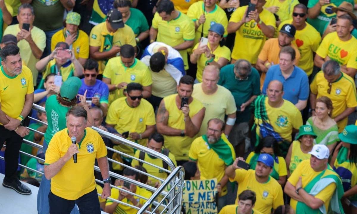 O ex-presidente Jair Bolsonaro (PL) discursou neste domingo (25/2) em ato na Avenida Paulista, que reuniu milhares de apoiadores -  (crédito: REUTERS/Carla Carniel/Folhapress)