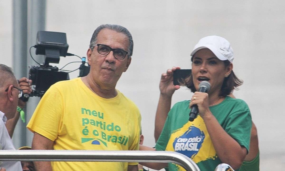  Michelle Bolsonaro e o pastor Silas Malafaia em um dos trios elétricos da manifestação pró-Jair Bolsonaro, na Avenida Paulista, em SP -  (crédito:  Gabriel Silva/Ato Press/Folhapress)