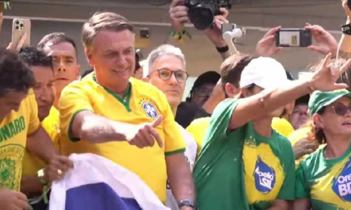 Bolsonaro chega acompanhado de Zema -  (crédito: Youtube/Reprodução)