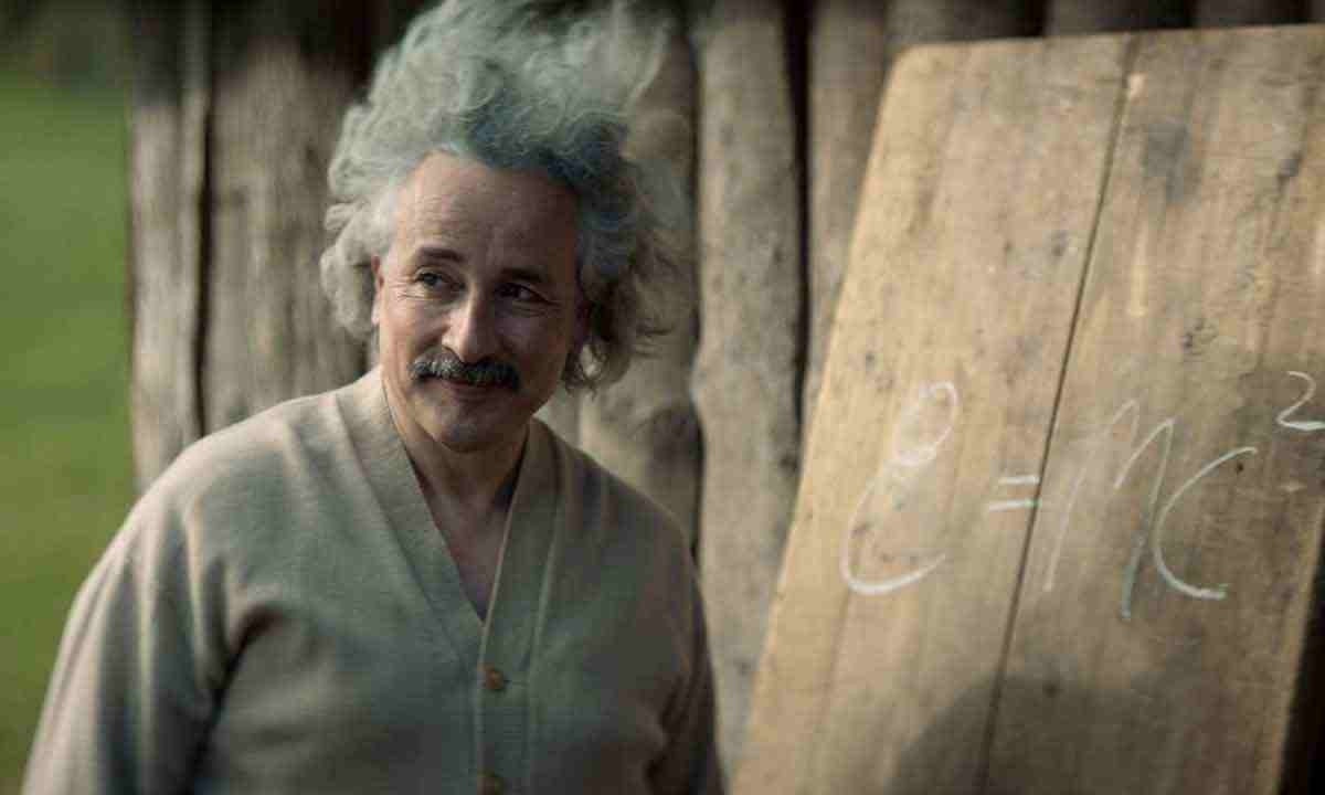 Aidan Mc Ardle faz o papel de Albert Einstein no filme sobre momento crucial da história da humanidade -  (crédito: Netflix/reprodução)