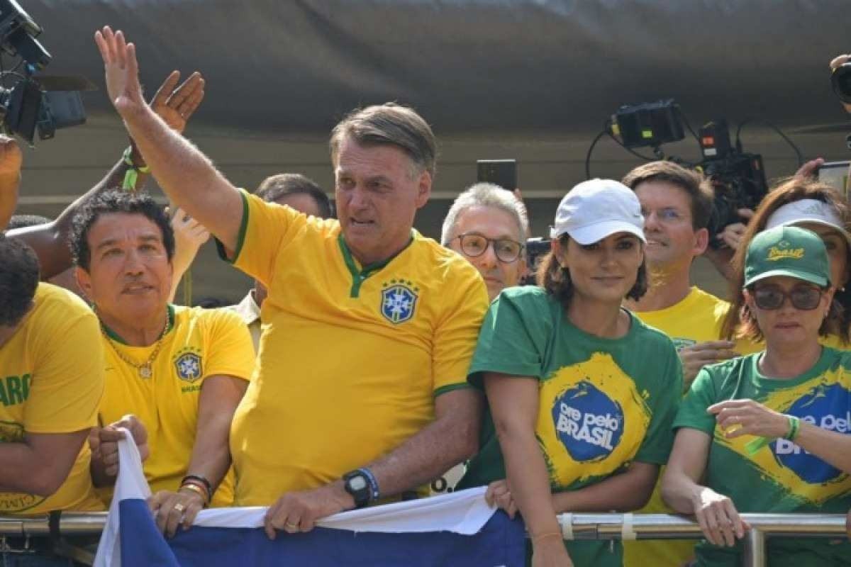 Bolsonaro critica STF e Lula, sem citar nomes