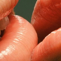 Os milhões de micróbios trocados em um único beijo - Getty Images