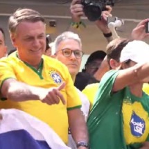 De camisa com expressões mineiras, Zema chega à Paulista ao lado de Bolsonaro - Youtube/Reprodução