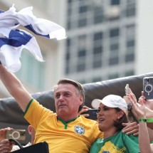 Em meio à tensão com Lula, Bolsonaro chega à Paulista e ergue a bandeira de Israel - Danilo Verpa/Folhapress