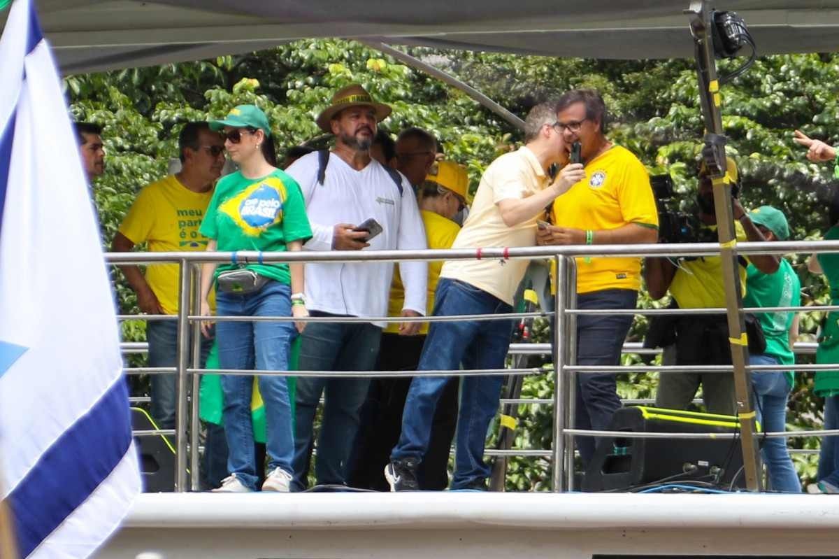 Ato em defesa de Bolsonaro tem poucos discursos e controle rígido do microfone