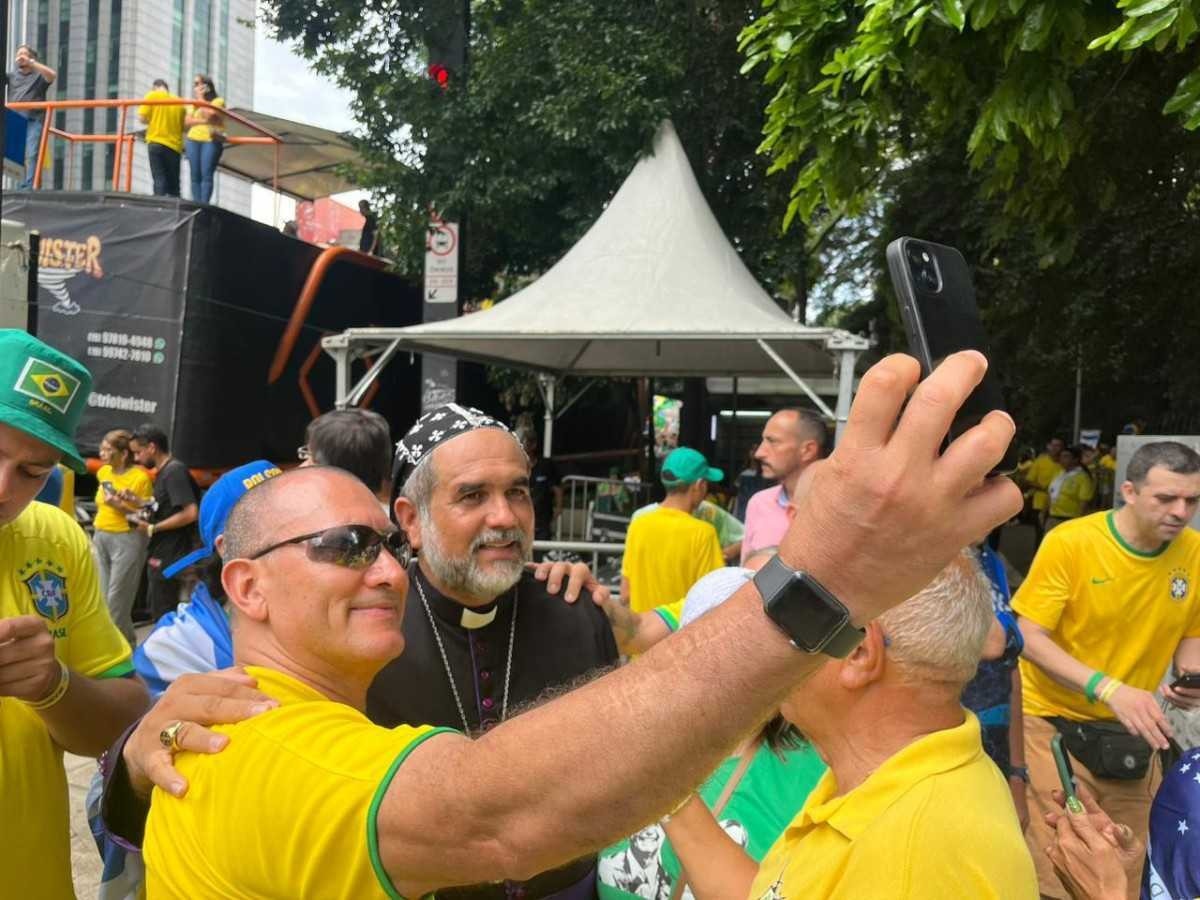 Padre Kelmon dá autógrafos a bolsonaristas na Paulista