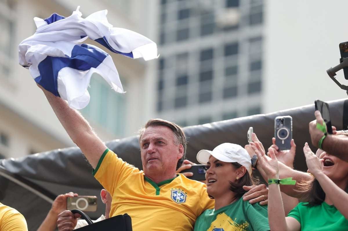 Em meio à tensão com Lula, Bolsonaro chega à Paulista e ergue a bandeira de Israel