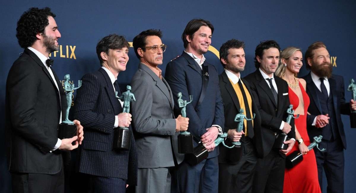 Elenco de "Oppenheimer" posa com troféus do SAG no Shrine Auditorium, em Los Angeles Elenco de "Oppenheimer" posa com troféus do SAG no Shrine Auditorium, em Los Angeles