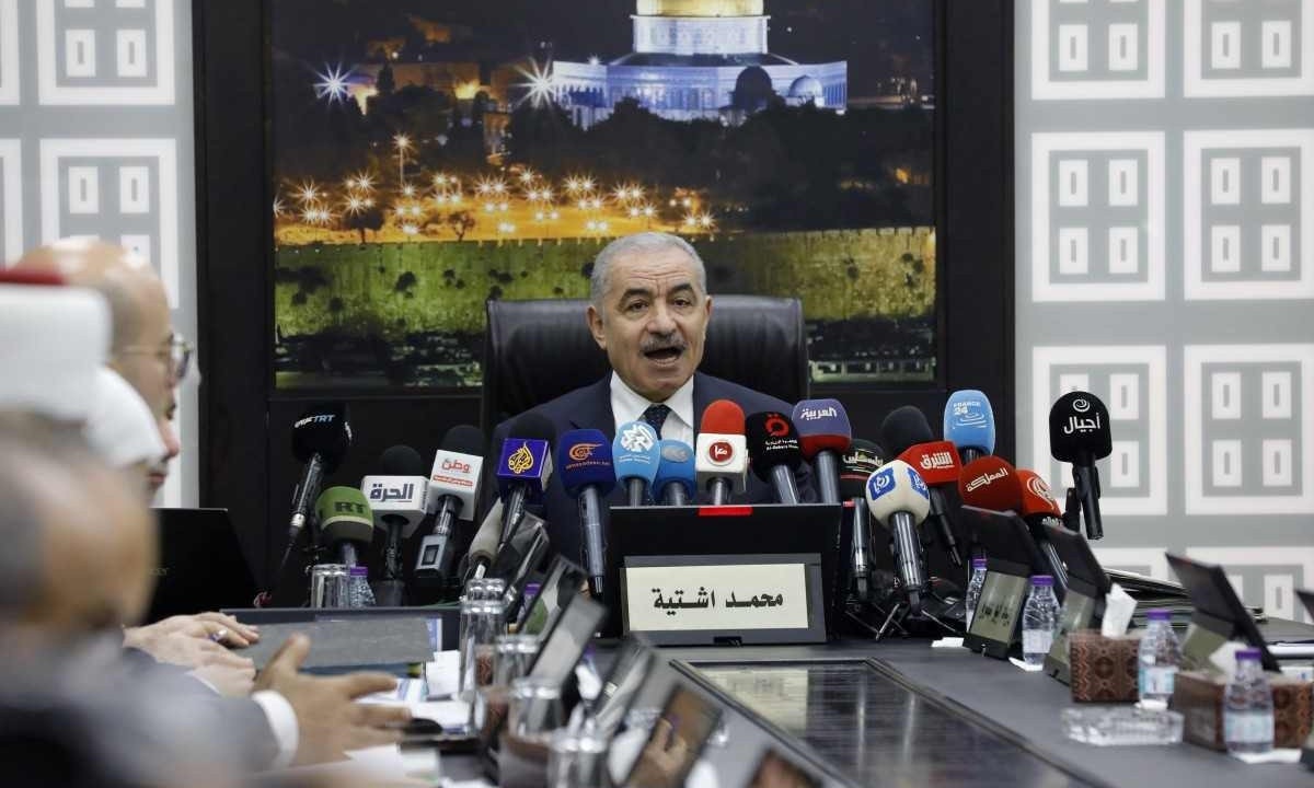 O primeiro-ministro palestino, Mohammad Shtayyeh, anuncia a renúncia do seu governo -  (crédito: Zain JAAFAR / AFP)