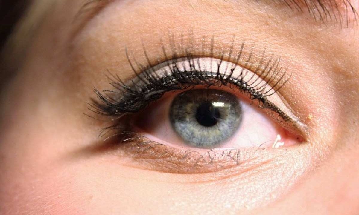 Maquiagem, alongamento de cílios, bem como a cola utilizada no processo, podem desencadear inflamação ocular alérgica, e entre outras doenças, causar blefarite -  (crédito:   Inka/Pixabay)