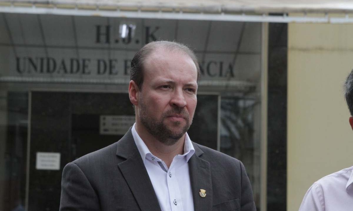 SecretÃ¡rio de SaÃºde de BH, Danilo Borges, esteve presente na inauguraÃ§Ã£o da unidade de hidrataÃ§Ã£o para crianÃ§as com dengue -  (crédito: Edesio Ferreira/EM/D.A.Press)