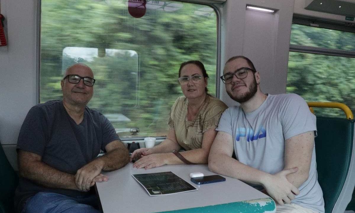 O casal Zegama e Telcilene Dalla, de Colatina (ES), e o filho, Arthur, trocaram o ônibus pelo trem para visitar filho que estuda em BH 